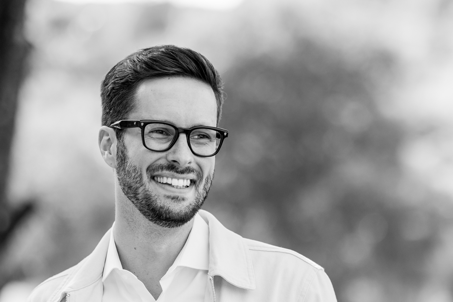 Schwarz-Weiss-Portrait von Yannis Beining